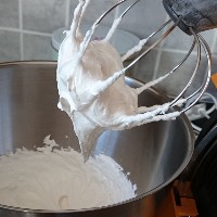 Egg-free meringues